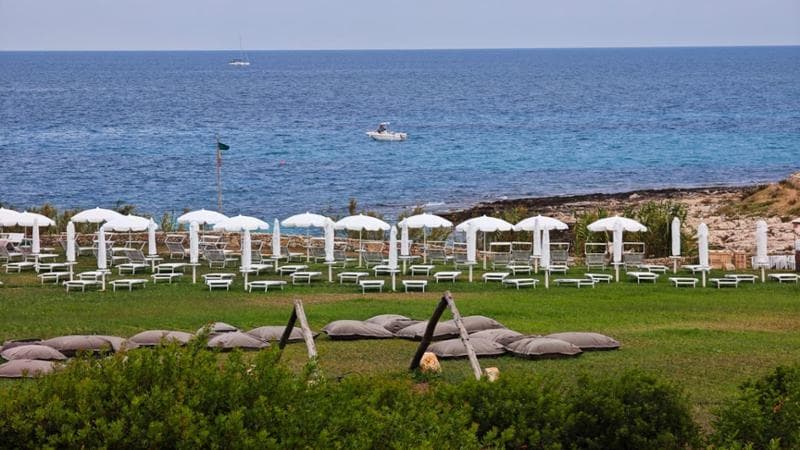 Costa Ripagnola, nel lido vip ombrelloni vuoti ma accesso al mare negato: “C’è la polizia balneare” - Bari