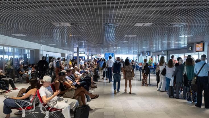 Immagine del post 23116 - Bari Dimentica portafogli a bordo ma aereo riparte: “Costretto a volare da Bari a Varsavia per riaverlo” - Bari