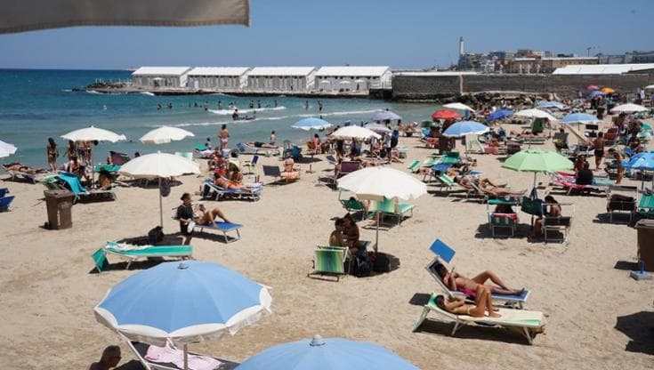 Immagine del post 23135 - Bari Bari, chiusa la spiaggia Canalone per guasto alla rete fognaria: al lavoro mezzi autospurgo di Aqp - Bari