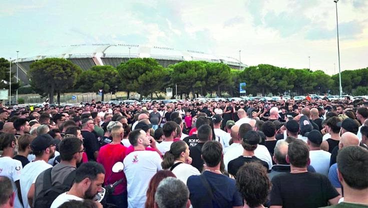 La curva Nord protesta ma non diserta, per il Bari in casa un solo striscione: “Per la nostra città” - Bari
