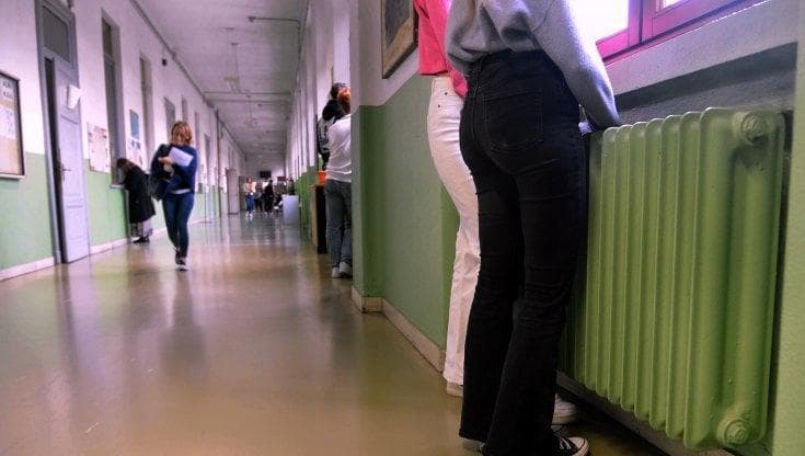 “Vietato andare in bagno alla prima e all’ultima ora”: esplode polemica nella scuola media a Racale - Bari