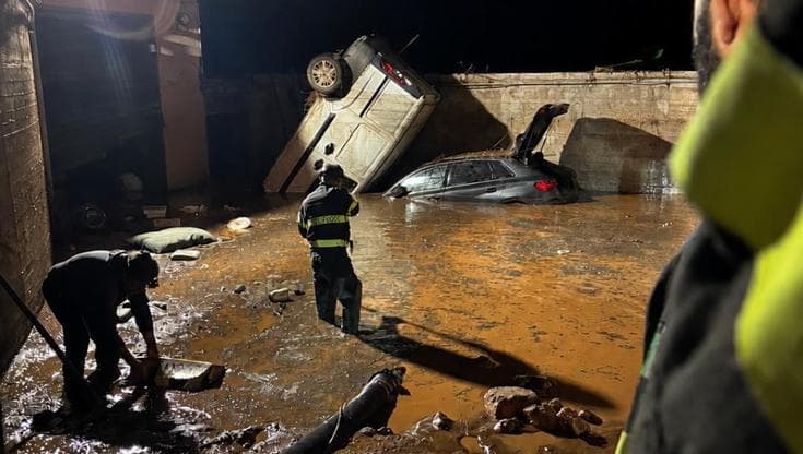 Maltempo, campagna sott’acqua: in salvo anziano trascinato. Famiglia turisti recuperata con gommone - Bari