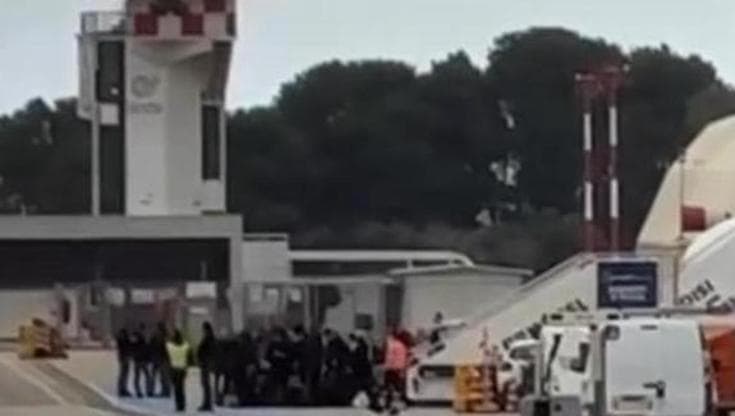 Immagine del post 16319 - Bari Sfondarono il gate e invasero pista dell’aeroporto per protestare per il volo dirottato: 3 indagati - Bari