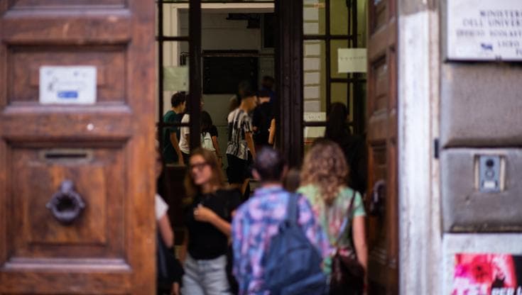 Immagine del post 16330 - Bari Brindisi, molestava studentesse in aule e corridoi: collaboratore scolastico indagato per violenza - Bari