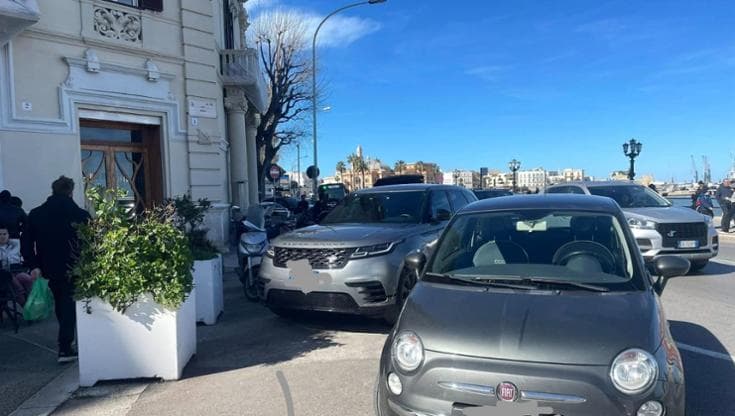 Immagine del post 17499 - Bari Parcheggio selvaggio all’Umbertino, auto sulle strisce e sulla pista ciclabile - Bari