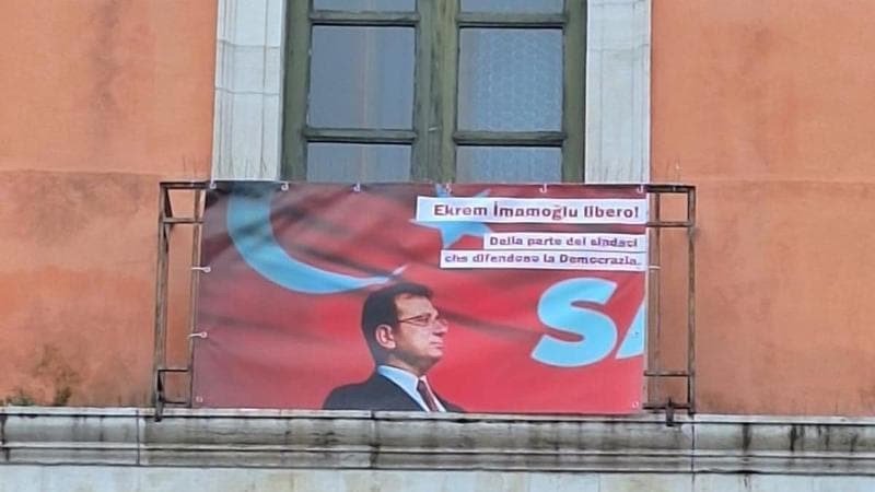 “Imamoglu libero”, sul Comune di Bari lo striscione per il sindaco di Istanbul - Bari