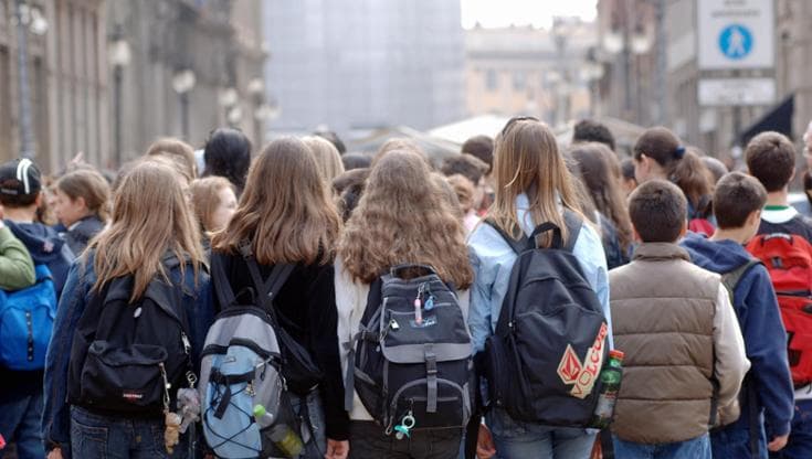 Tira uno schiaffo in faccia a uno studente di 15 anni durante una gita: professore a giudizio - Bari