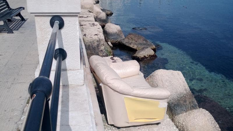 Immagine del post 6351 - Bari Bari, divano abbandonato sul lungomare. L’ira del sindaco: “Avete ammirato l’alba? Ora riprendetelo” - Bari