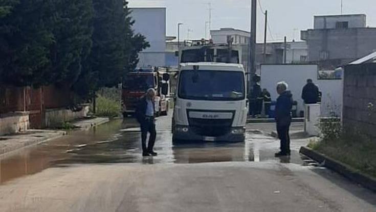 Cede la strada, il mezzo raccolta rifiuti rimane bloccato nella voragine. Paura per il conducente - Bari