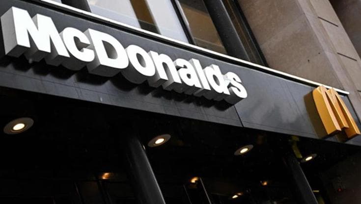 Dimentica marsupio con una pistola sul tavolo del McDonald’s: arrestato a Bari - Bari