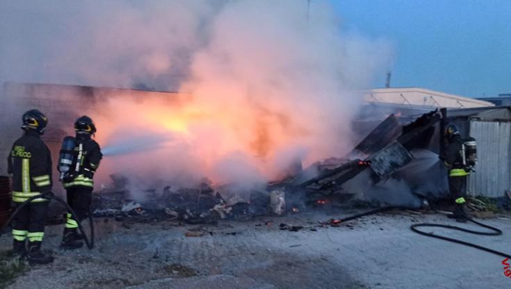 Immagine del post 7571 - Bari Bisceglie, il cadavere di un uomo trovato in roulotte in fiamme. Forse è il guardiano dell’autoparco - Bari