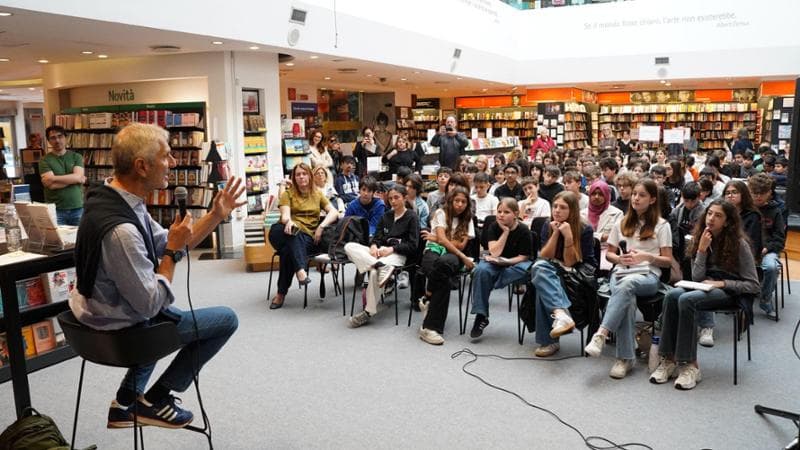 Immagine del post 20840 - Bari La lezione di Carofiglio: “Cari ragazzi, fate rivoluzioni con la gentilezza e la forza delle parole” - Bari