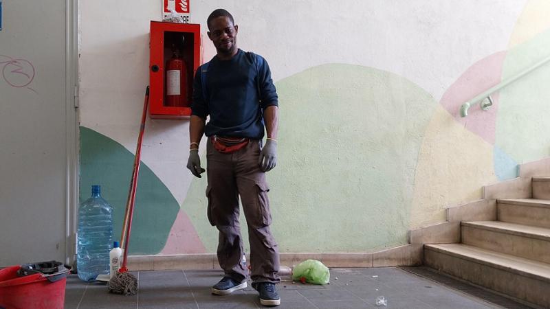 John, il ragazzo che pulisce il sottopasso: “Sogno di lavorare in modo regolare come imbianchino” - Bari