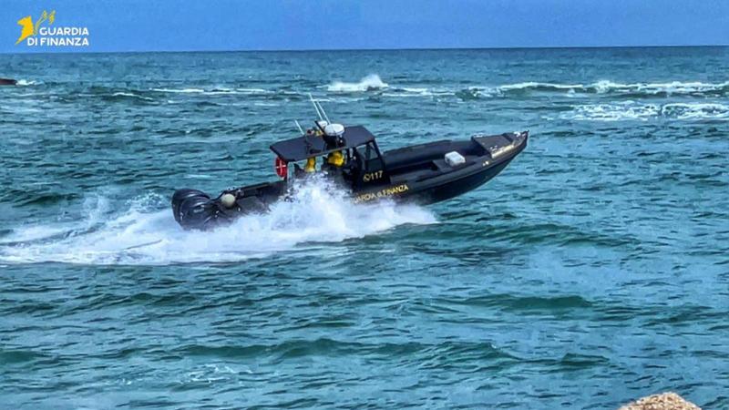 Vieste, istruttore di vela soccorso in mare: la barca di dieci metri rimasta incagliata nei fondali - Bari