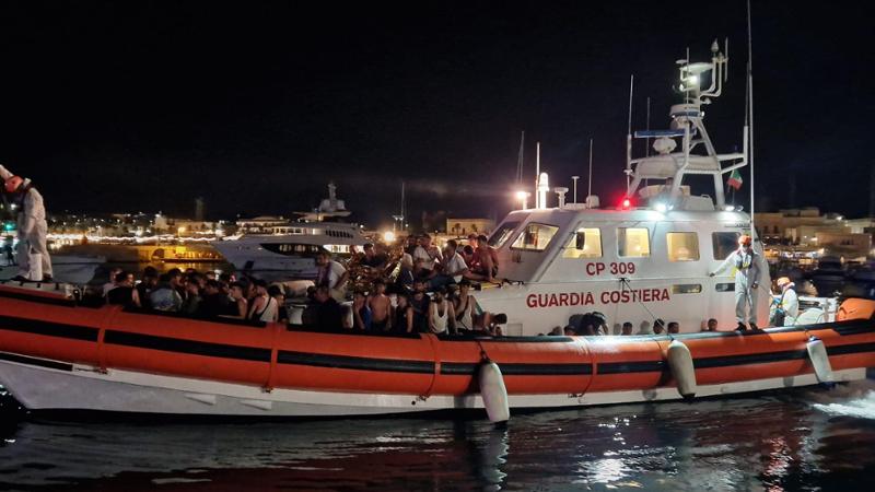 Immagine del post 9942 - Bari Migranti, sbarco nel Salento: 112 persone soccorse nella notte. Donna incinta ricoverata in ospedale - Bari