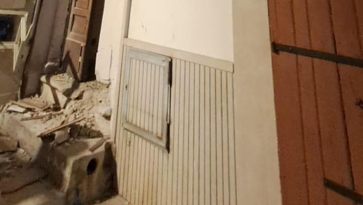 Immagine del post 11925 - Bari Vieste, bomba rudimentale esplode davanti a un portone nel centro storico: nessun ferito - Bari