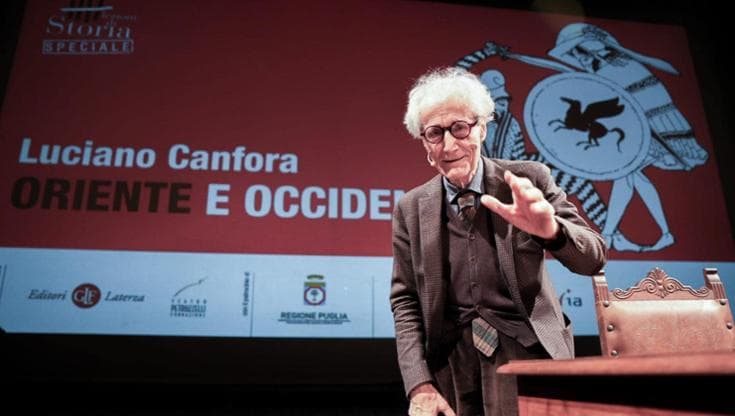 A Bari la Laterza è diventata piccola per gli eventi con Canfora: il prof in cattedra al Galleria - Bari