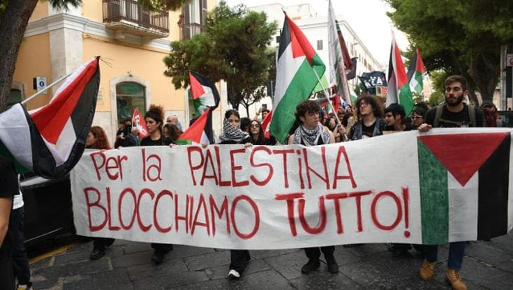 Immagine del post 13028 - Bari Bari, in 200 al porto per fermare le navi dirette in Israele. “Chiarezza sui traffici commerciali” - Bari