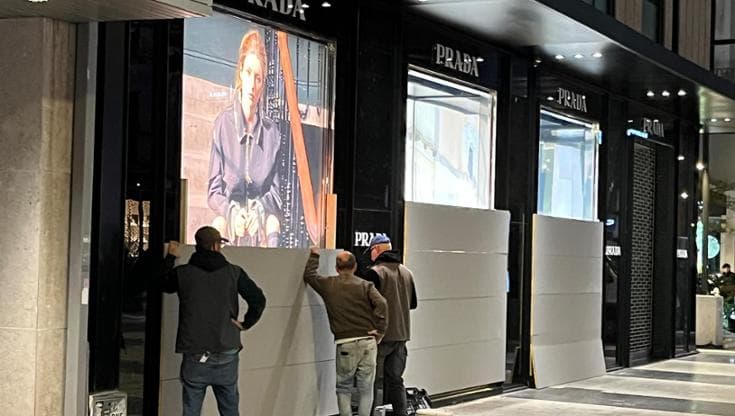 Immagine del post 26418 - Bari Prada blinda le vetrine a Bari, Gucci le svuota: l’allarme nei negozi per le manifestazioni - Bari