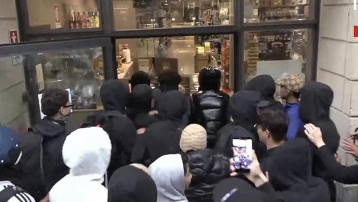 "Devastiamo i negozi di Bari”: in corso interrogatori della Digos su numerosi ragazzi pronti al caos - Bari