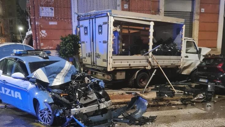 Scontro all’incrocio in centro a Bari tra una volante e un furgone: gravi due poliziotti - Bari
