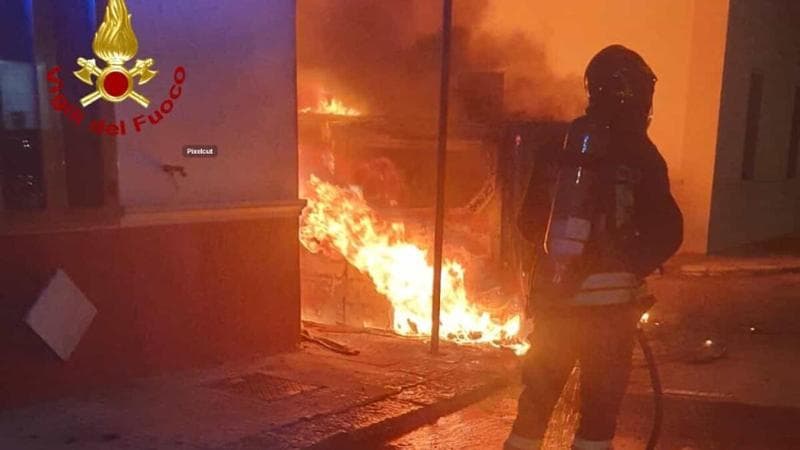 Immagine del post 2592 - Bari Salento nella morsa degli incendi dolosi: brucia furgone a Gallipoli, diciottesimo episodio nel 2025 - Bari