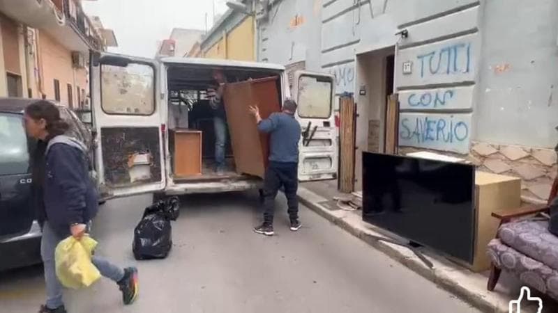 Immagine del post 2645 - Bari Taranto, Adriana Parisi e suo figlio Saverio (con autismo) rimasti senza casa: eseguito lo sgombero - Bari
