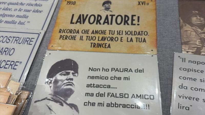 Immagine del post 2620 - Bari Poster con frasi di Mussolini, a Bari polemica alla fiera del vintage: “Rimossi, ma erano ironici” - Bari