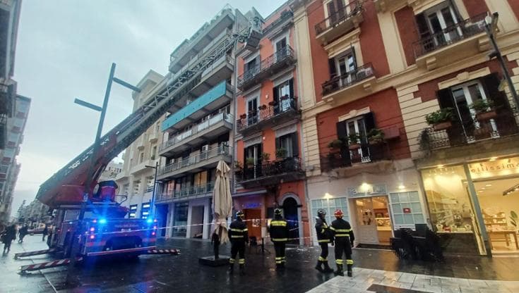 Immagine del post 4566 - Bari Paura in via Sparano a Bari, pezzo di cornicione si stacca e cade. Intervenuti i vigili del fuoco - Bari