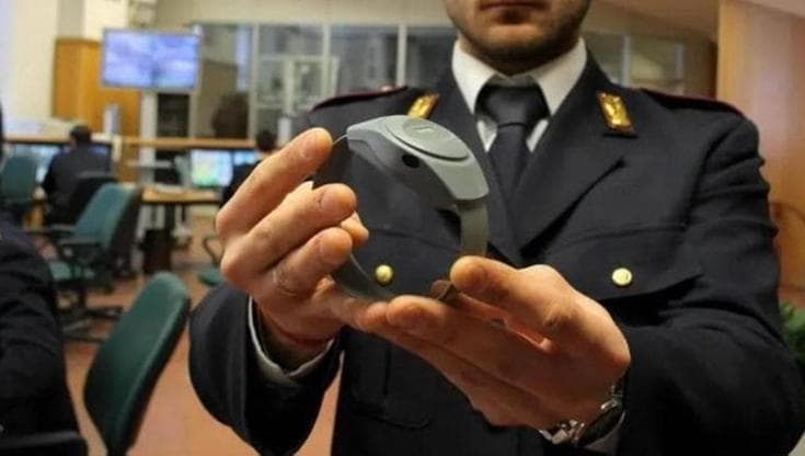 Immagine del post 4572 - Bari Stalking, braccialetti elettronici difettosi: a Bari aperta un’inchiesta. Avviati i controlli - Bari