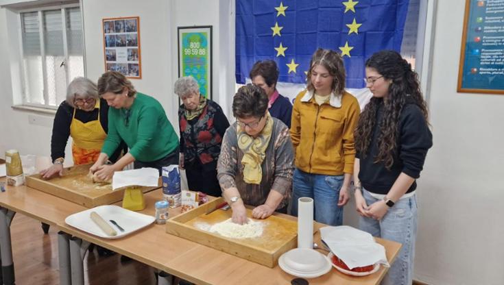 Immagine del post 4542 - Bari Studentesse Erasmus a lezione di orecchiette e panzerotti. “La cultura pugliese è anche questo” - Bari