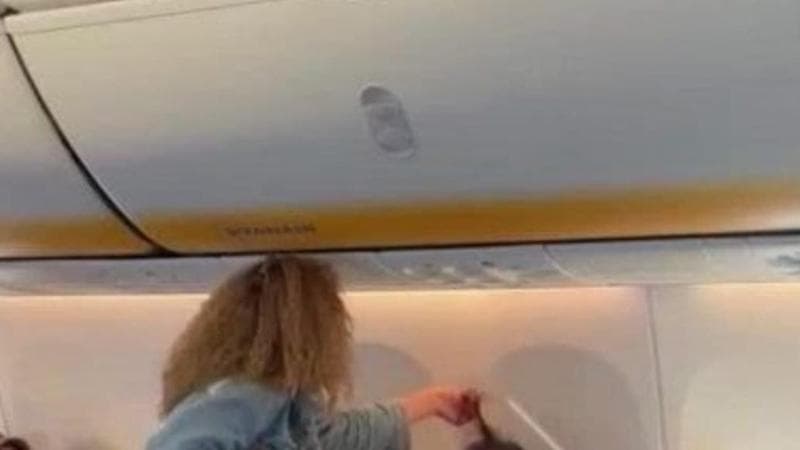 La sua lite in aereo diventò virale, condannata per resistenza ad agente: “Pelato, sbirro di m...” - Bari