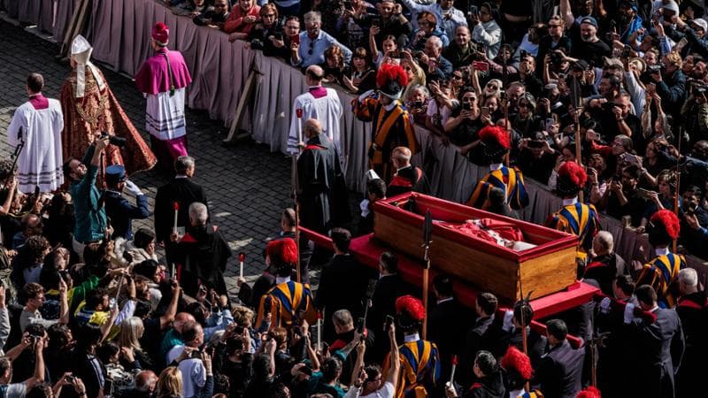 Immagine del post 6402 - Bari La Puglia prega per il Papa: messe nella basilica di San Nicola a Bari e in piazza Duomo a Lecce - Bari