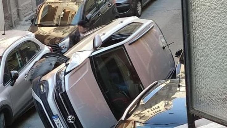 Perde il controllo dell’auto che si ribalta e rimane su una fiancata in via Re David - Bari