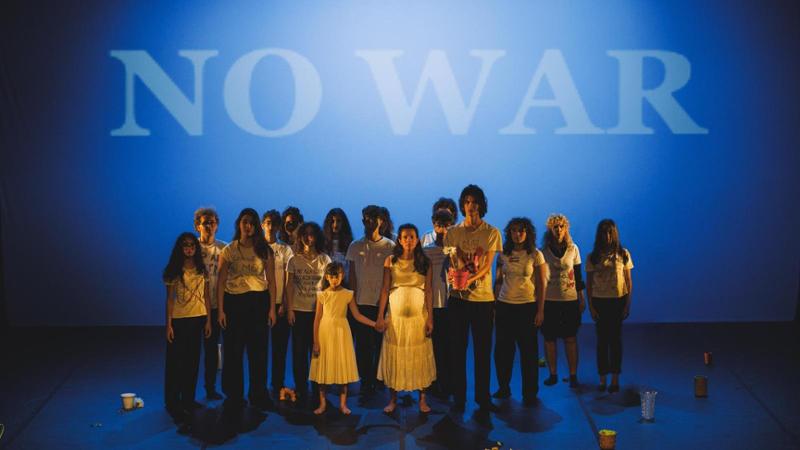Immagine del post 8837 - Bari Bari, il flashmob di Oltrepalco per dire "No alla guerra”: un fiore strappato che ritorna a sperare - Bari