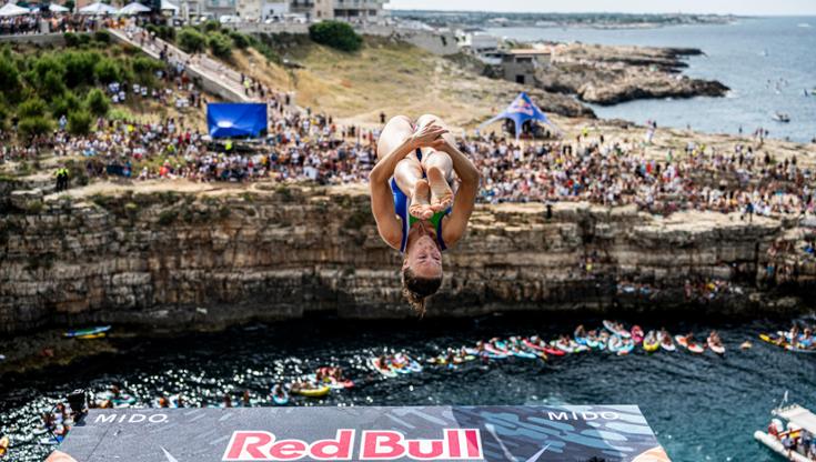 Immagine del post 8872 - Bari A Polignano a Mare tuffi mozzafiato per la Red Bull Cliff Diving. Potenziati treni sulla Bari-Lecce - Bari