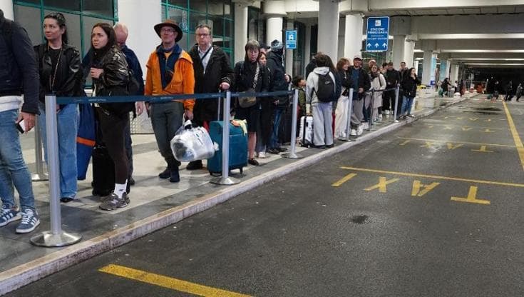 Immagine del post 22020 - Bari Emergenza taxi introvabili all’aeroporto di Bari e il caso Ncc: uno su due non è in regola - Bari