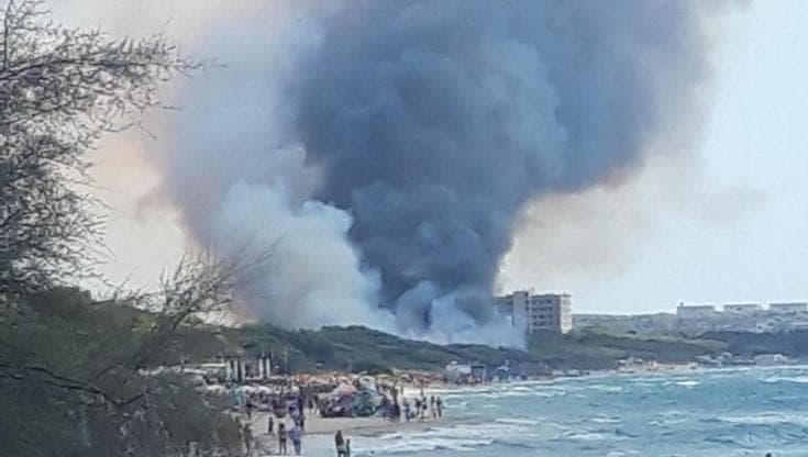 Salento, vasto incendio lambisce le spiagge di Rivabella: fiamme alte 10 metri, bagnanti in fuga - Bari