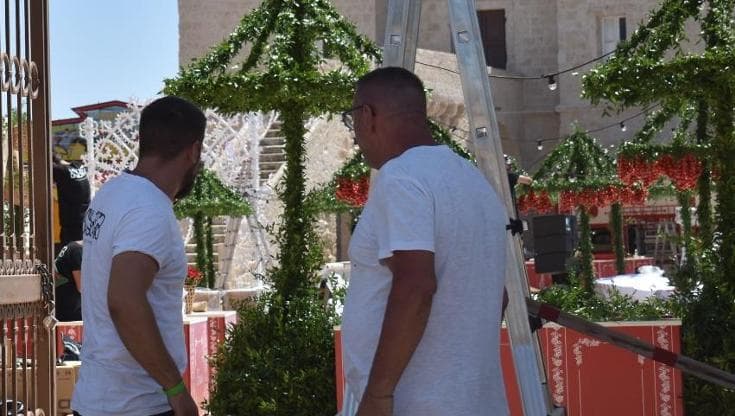 Donnarumma, 18 quintali di pomodori e 400 operai al lavoro per decorare le nozze vip a Locorotondo - Bari