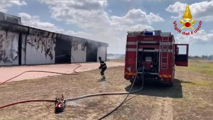 Brindisi, a fuoco hangar con quattro aerei: feriti un pilota e l’operatore che lo ha soccorso - Bari