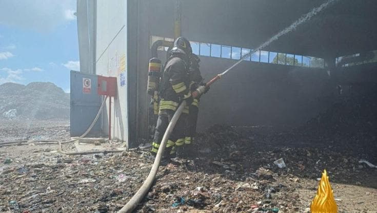 Incendio in deposito rifiuti nel Barese: vigili del fuoco al lavoro per cinque ore. Danni ingenti - Bari