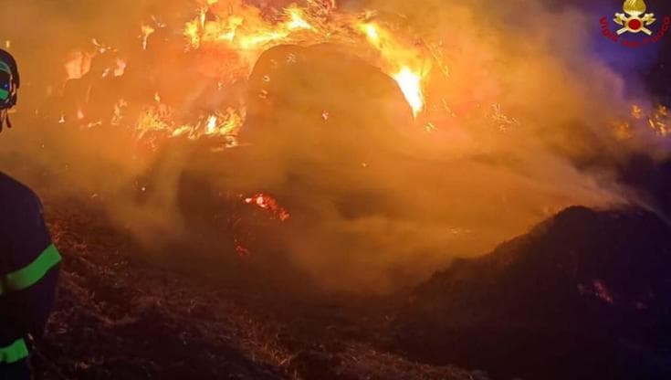 Immagine del post 24199 - Bari Inferno di fuoco in un’azienda agricola: bruciano le balle di paglia, pompieri al lavoro senza sosta - Bari