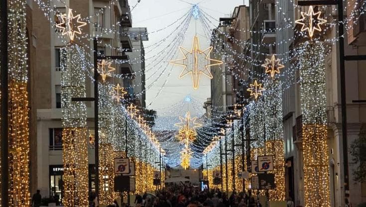 Bari, in via Sparano è già Natale: accese le luminarie delle feste. A giorni anche in via Manzoni - Bari