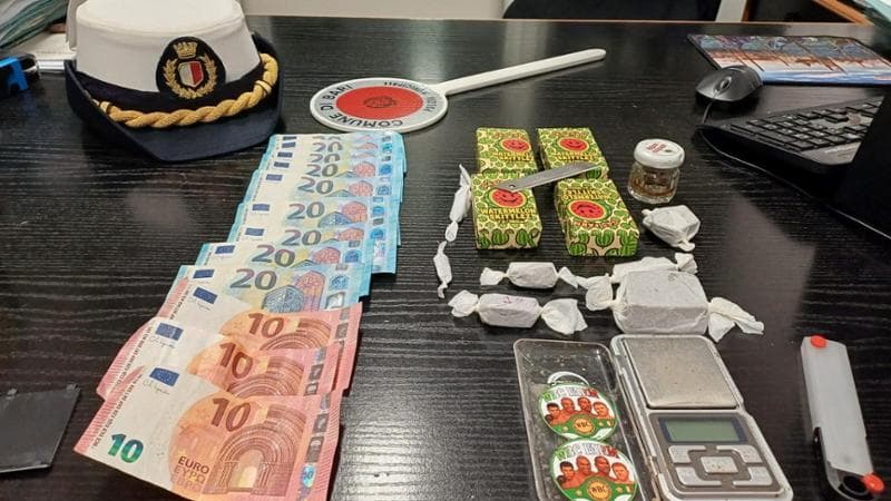 Immagine del post 13077 - Bari Bari, la casa come base per lo spaccio: blitz dei vigili a Poggiofranco. Arrestato un giovane - Bari