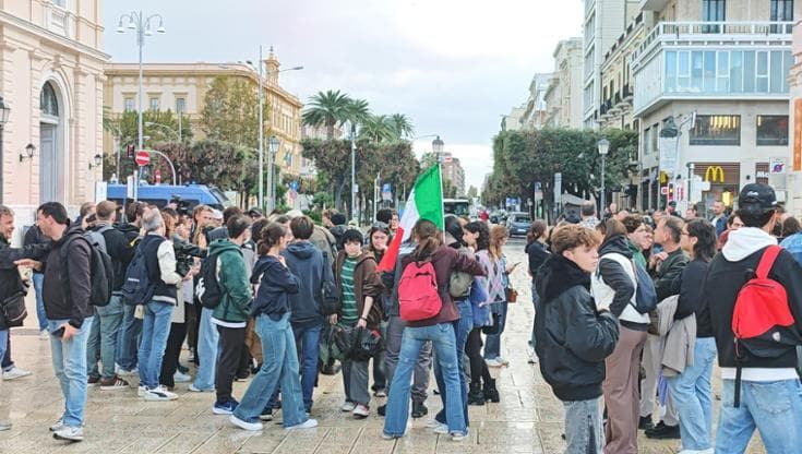 Immagine del post 26443 - Bari Bari, in piazza solo la protesta dei giovanissimi fra controlli della polizia e ronde di destra - Bari