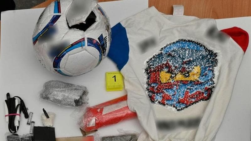 Immagine del post 26438 - Bari Nel pallone da portare in carcere nell’ora d’aria nascosti droga e telefoni: arrestati due ragazzi - Bari