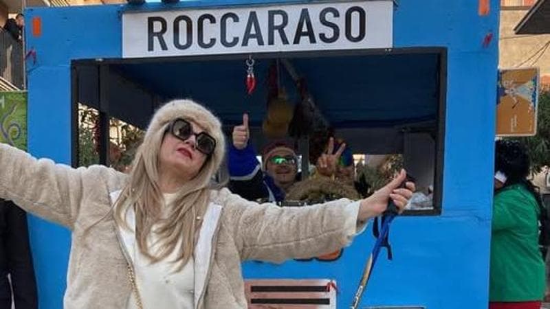 Immagine del post 2654 - Bari A Carnevale sfila la finta Rita De Crescenzo con il pullman per Roccaraso: lo show sul Gargano - Bari