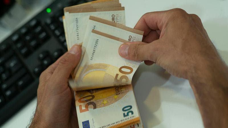 Immagine del post 17587 - Bari Foggia, trova banconota da 50 euro per terra e la porta in caserma: rintracciato il proprietario - Bari