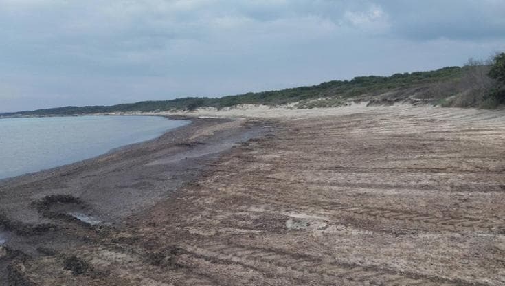 Immagine del post 18657 - Bari Gallipoli, ultimo sfregio a Lido Pizzo: la sabbia della spiaggia libera portata in un tratto privato - Bari