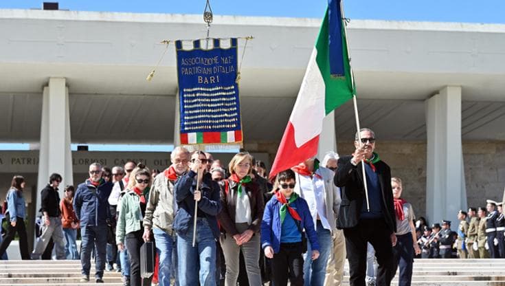"Post nostalgici e stop a Bella ciao”: Puglia, il Pd chiede dimissioni di chi boicotta il 25 aprile - Bari